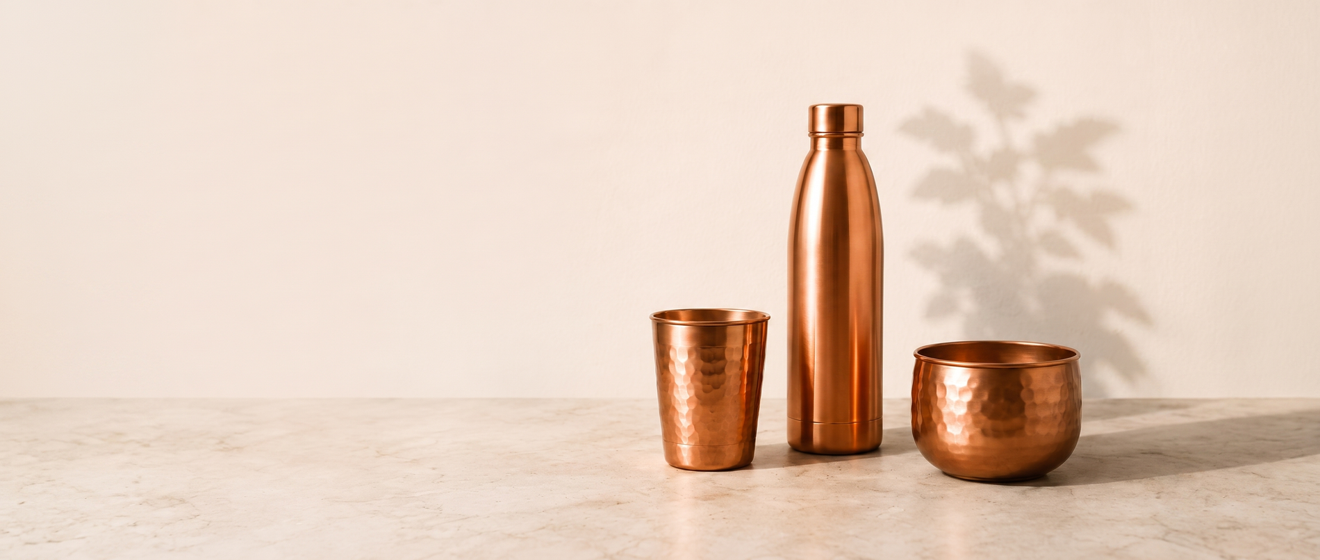 Orvéa-Flasche, Becher und Schale aus Kupfer