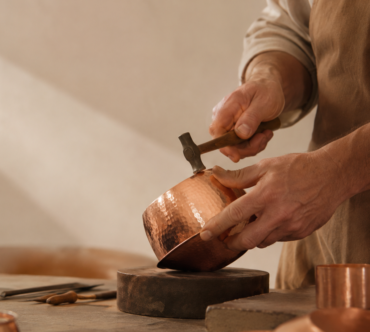 Handwerkliche Arbeit mit Kupfer